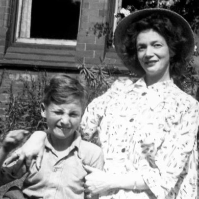 John Lennon revive dor da perda da mãe em relato emocionante sobre Julia