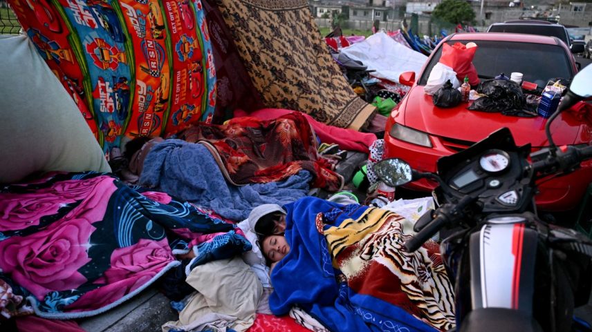 Terremoto na Guatemala: Com medo de desabamentos, população passa a noite acampada nas ruas do país (Foto: JOHAN ORDONEZ / AFP)