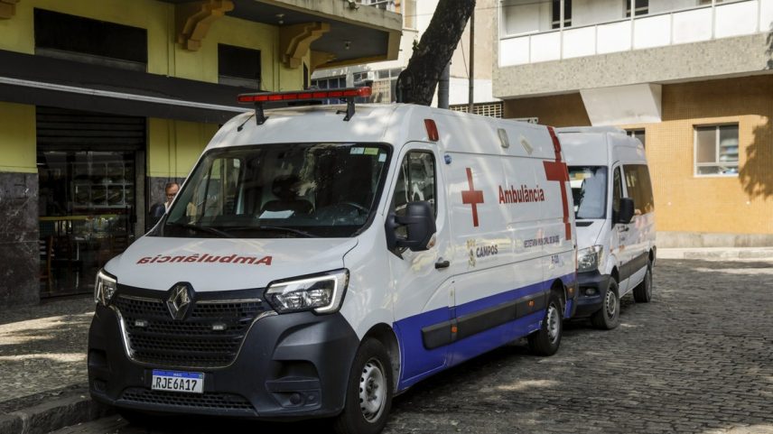 Ambulância próxima ao Inca, no Rio, unidade de referência do SUS para o tratamento de câncer (Foto: Gabriel de Paiva)
