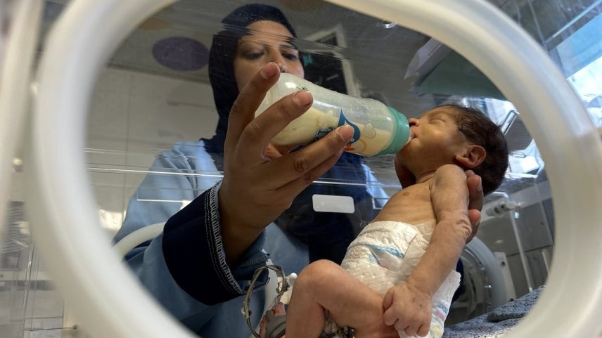 Um bebê prematuro recebe tratamento no Hospital Nasser, de Gaza, no dia 19 de junho. (Foto: Anadolu via Getty Images)