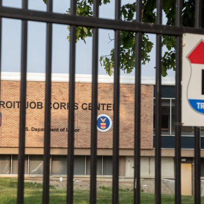 Trump busca mais profissionais qualificados enquanto seu governo limita mão de obra