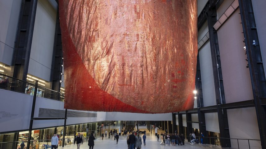 Comissão de El Anatsui para o Turbine Hall da Tate Modern. (Foto: Mike Kemp/In Pictures via Getty Images)
