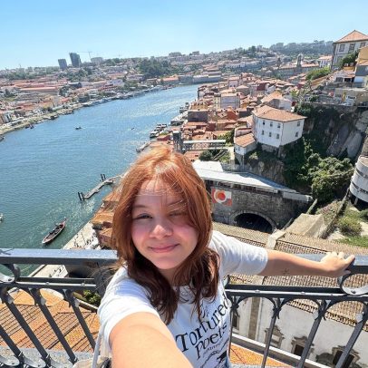 Brasileira denuncia agressora por xenofobia em Portugal após identificar suspeita
