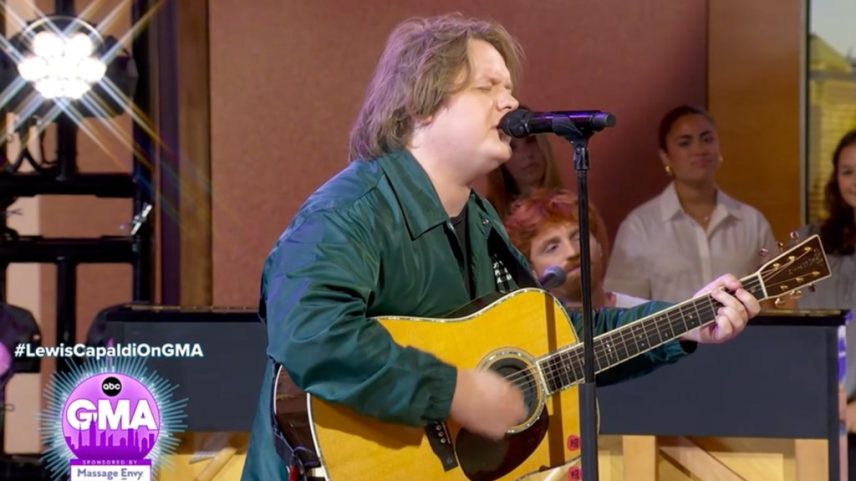 Lewis Capaldi se apresentou com 'Survive' e 'Someone You Loved' e falou sobre seu próximo EP e álbum no 'Good Morning America' na segunda-feira (7 de julho). (Foto: Reprodução)