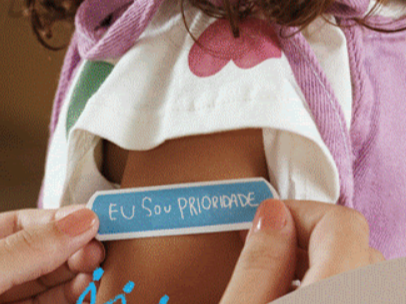 ONG desenvolve curativos coloridos que promovem os direitos das crianças e adolescentes