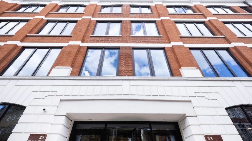 Amancio Ortega, bilionário fundador da marca de moda Zara, adquiriu o edifício comercial no centro de Londres para ampliar sua carteira de imóveis de alto padrão. (Foto: Chris Ratcliffe/Bloomberg)