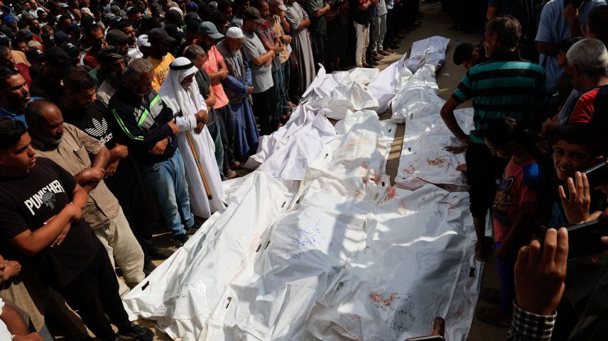 Enlutados rezam durante funeral de palestinos mortos durante em ataques israelenses a tenda de ajuda humanitária, no Hospital Nasser, em Khan Yunis (Foto: Hatem Khaled/4.jul.25/Reuters)