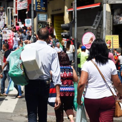 Consumidor demonstra menor confiança na economia em comparação ao ano passado