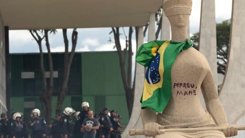 Estátua da Justiça na Praça dos Três Poderes em frente ao STF (Foto: Joedson Alves/Agência Brasil)