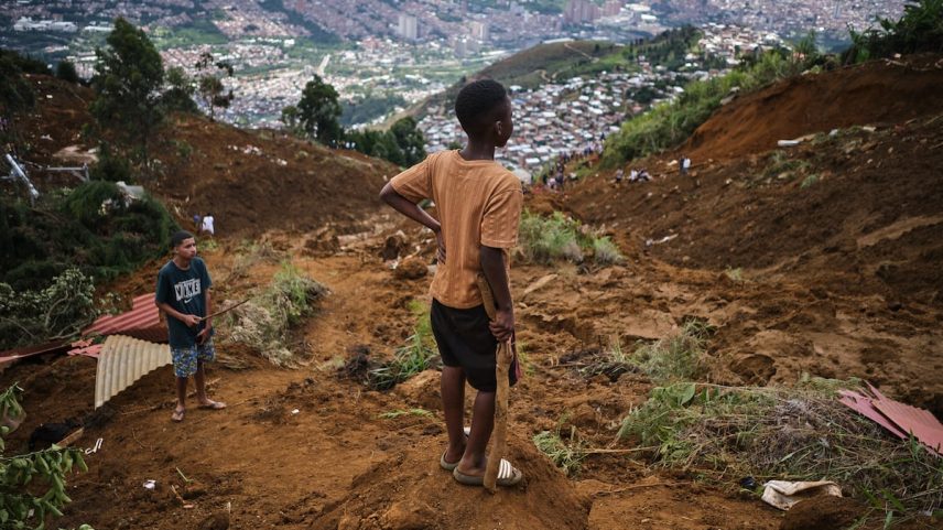 Um jovem observa os danos causados pelo deslizamento de terra, em Antioquia, Colômbia, no dia 24 de junho. (Foto: Fredy Henao - El País)