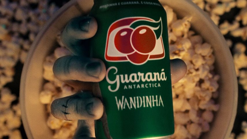 Victor Dorobantu, o Mãozinha de Wandinha, estrela o novo filme de Guaraná Antarctica. Campanha resgata o jingle clássico com uma releitura sombria (Foto: Divulgação)