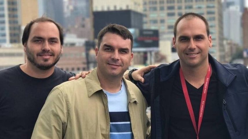 Os irmãos Carlos, Flávio e Eduardo Bolsonaro, filhos do presidente da República, Jair Bolsonaro (Foto: Reprodução)