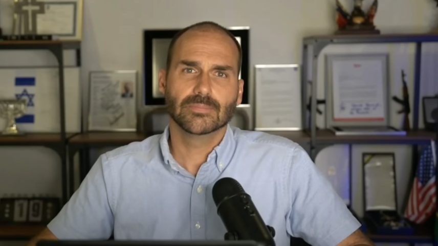 Eduardo Bolsonaro (PL-SP) em live neste domingo (Foto: Reprodução/YouTube)