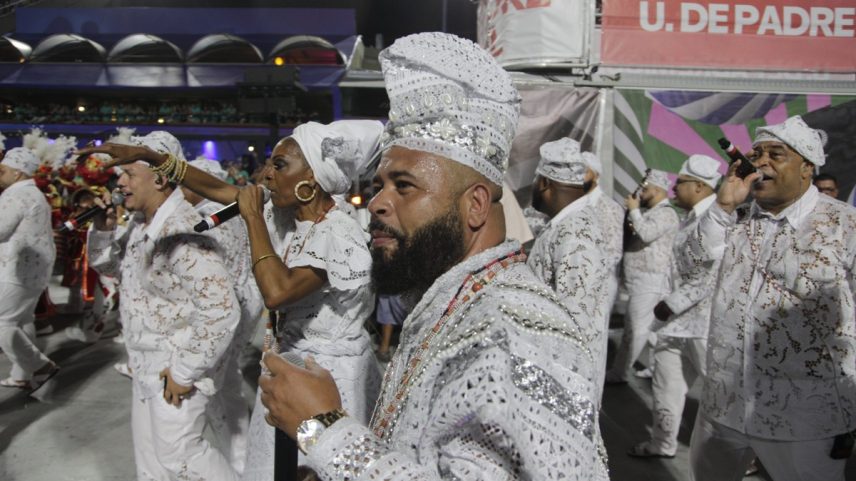 Gabriel David anuncia 'tudo novo' para o som da Sapucaí. No último carnaval, a rebaixada Unidos de Padre Miguel relatou desfilar 17 minutos com falha técnica no sistema. Na foto, intérprete Bruno Ribas, da UPM, com carro de som (que deixará de existir) ao fundo (Foto: Alexandre Cassiano)