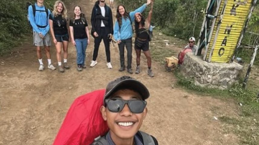 Ali Musthofa, à frente da selfie, levava Juliana Marins e outros turistas por trilha do Monte Rinjani (Foto: Instagram)