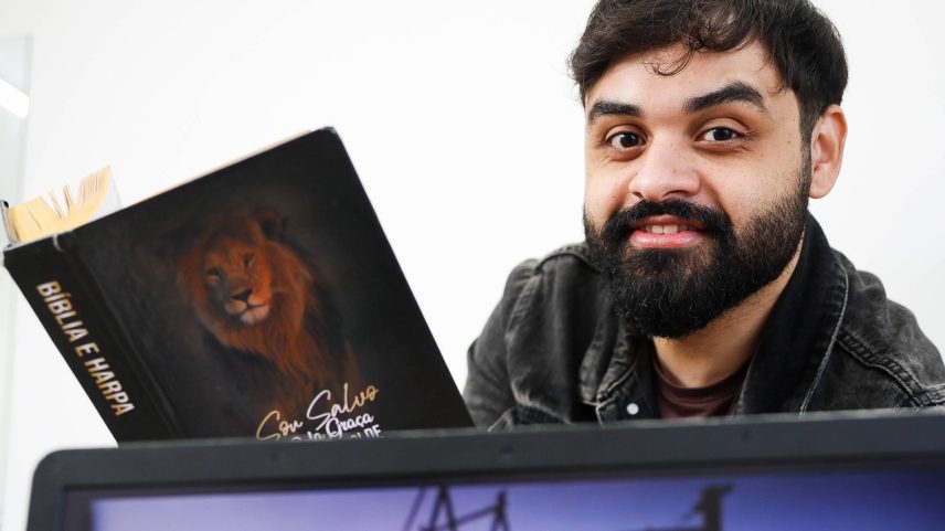 Klelvem Barcelos é o criador do perfil do TikTok mais popular com vídeos feitos com IA de temática religiosa ou bíblica (Foto: Zanone Fraissat/Folhapress)