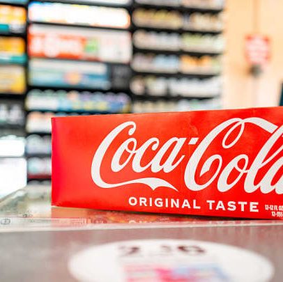 Coca-Cola divulga resultados financeiros com lucro acima do esperado e receita abaixo