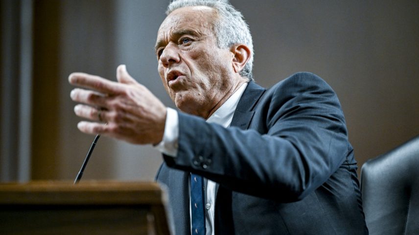 Robert F. Kennedy Jr. fala em sua audiência de confirmação para secretário de Saúde americano no Senado (Foto: Kenny Holston/The New York Times)