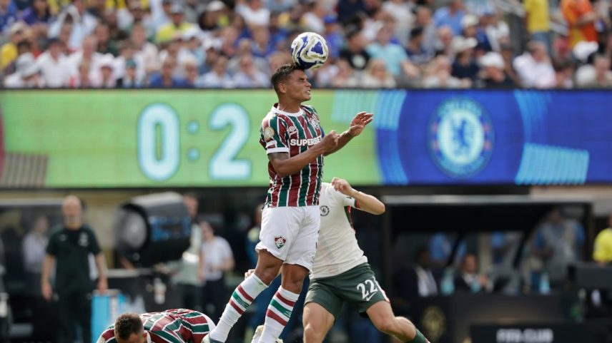 Thiago Silva cabeceia na semifinal contra o Chelsea; Fluminense foi o time brasileiro que chegou mais longe no torneio e embolsou R$ 332 milhões (Foto: Adam Hunger)