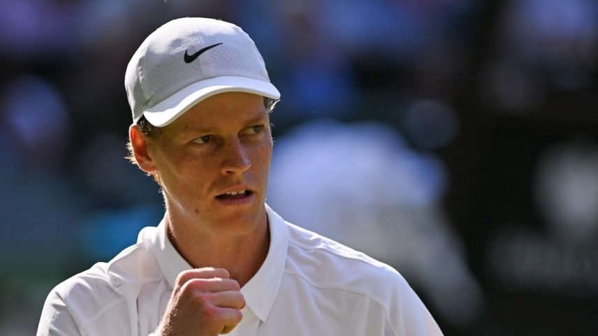 Jannik Sinner, da Itália, celebra a vitória no segundo set contra Novak Djokovic, da Sérvia, durante a semifinal masculina de tênis no décimo segundo dia do Campeonato de Wimbledon de 2025, no All England Lawn Tennis and Croquet Club, em Wimbledon, sudoeste de Londres, em 11 de julho de 2025. (Foto: Glyn KIRK / AFP)