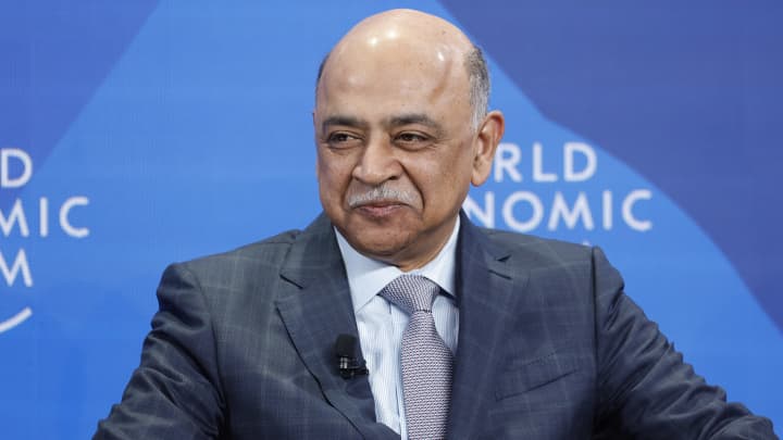 Arvind Krishna, CEO da IBM, aparece no Fórum Econômico Mundial em Davos, Suíça, em 16 de janeiro de 2024. (Foto: Stefan Wermuth | Bloomberg | Getty Images)