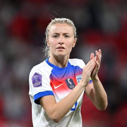 Leah Williamson treina para semifinal da Euro 2025 após lesão no tornozelo