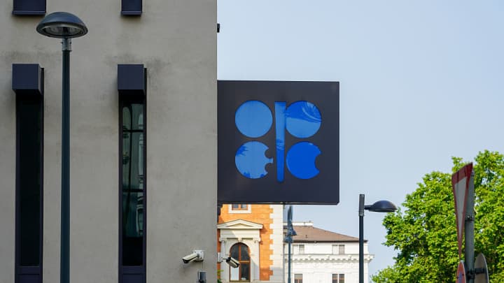 O logotipo azul da Organização dos Países Exportadores de Petróleo (OPEC) é exibido na fachada do seu edifício sede em Viena, Áustria, em 9 de junho de 2025. (Foto: Nurphoto | Nurphoto | Getty Images)