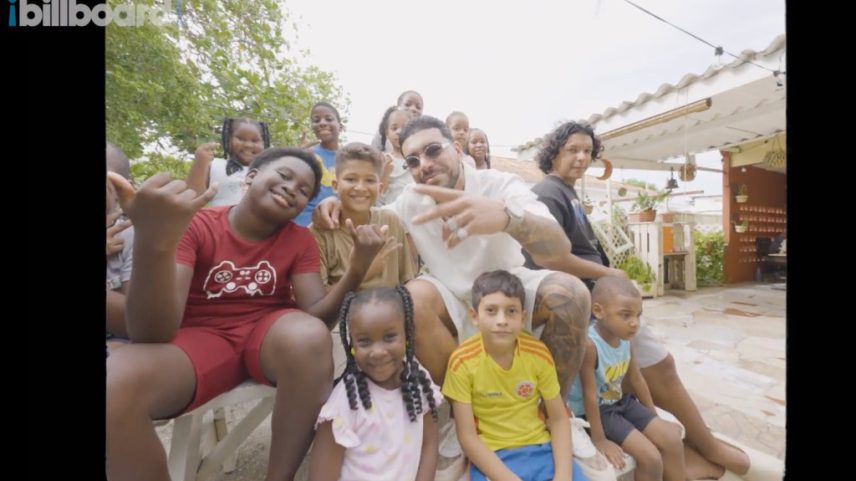 Ryan Castro mostra suas raízes em Curaçao ao levar a Billboard por toda a ilha enquanto reflete sobre seus começos caribenhos neste vídeo. (Foto: Reprodução)