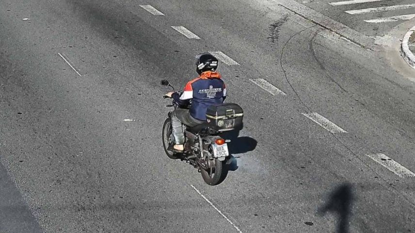 Motociclista circula com placa irregular, com inscrição BRA49CC, a mais frequente flagrada por câmeras da prefeitura em junho deste ano (Foto: Divulgação/Prefeitura de São Paulo)
