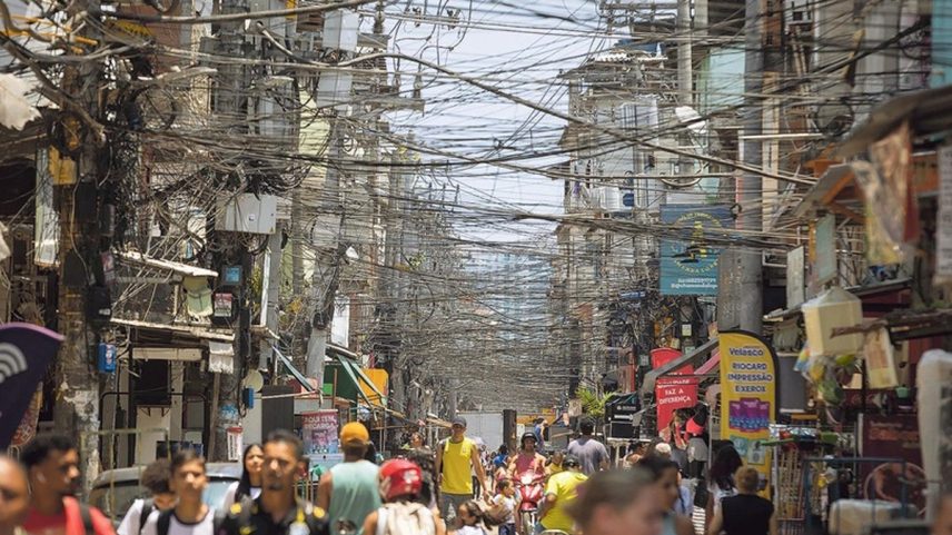 Fiação em Rio das Pedras, no Rio de Janeiro: furto de energia gerou custo de R$ 10,3 bi no país em 2024 (Foto: Márcia Foletto/Agência O Globo)