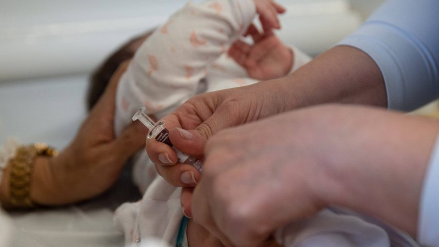 Entenda como a imunização ampliada protege bebês contra quatro tipos de meningite (Foto: Mathilde Missioneiro - 6.out.2022/Folhapress)