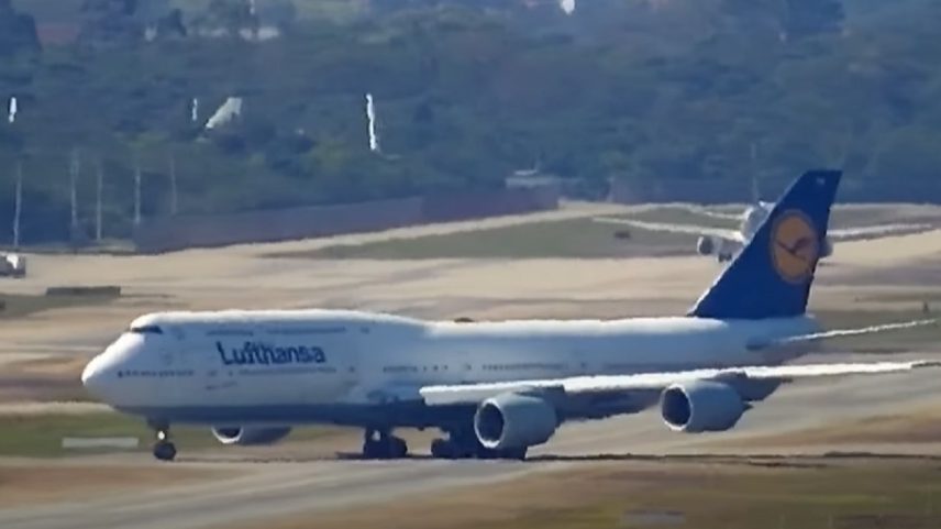 Avião pousou em Guarulhos ontem após declarar 'mayday' (Foto: Reprodução/YouTube)