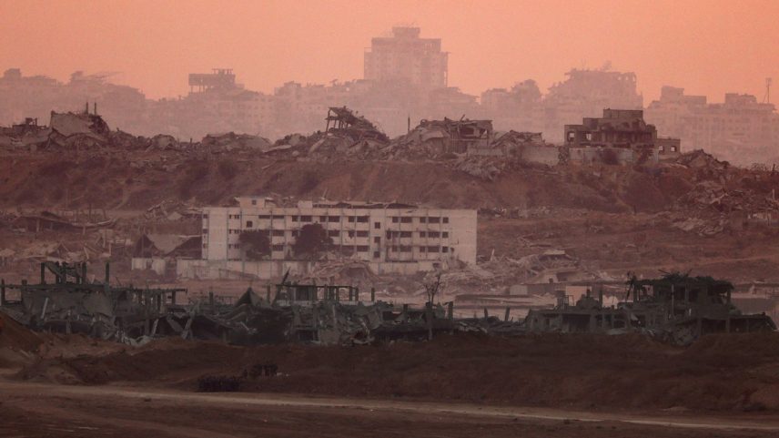 Prédios destruídos na Faixa de Gaza são vistos a partir de um ponto na fronteira israelense — Foto: Jack Guez/AFP