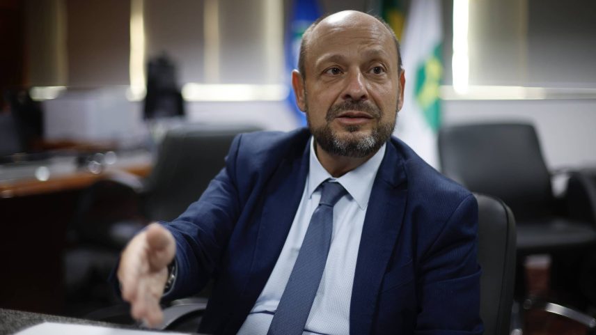 Presidente do INSS, Gilberto Waller Júnior, durante entrevista à Folha em seu gabinete, na sede do INSS em Brasília (Foto: Pedro Ladeira - 10.mai.25/Folhapress)