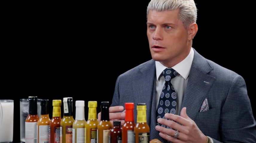 Cody Rhodes confirmou que Travis Scott estourou o tímpano do lutador com um tapa durante sua aparição no Hot Ones. (Foto: Reprodução)