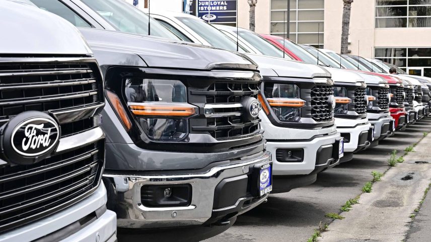 Caminhonetes da Ford em concessionária na Califórnia; montadoras viram salto nas vendas antes da vigência das tarifas de Trump (Foto: Frederic J. Brown/AFP)