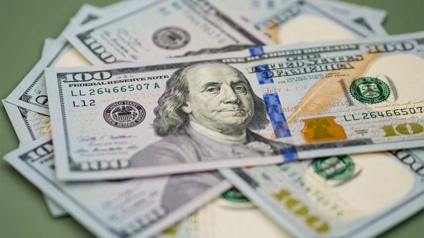 Dólar: A moeda americana fechou em queda de 0,75%, chegando a R$ 5,416 na mínima do dia (Foto: Designed by/Freepik)