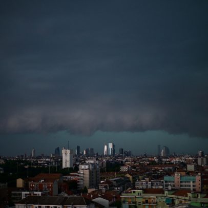 Tempestade fatal atinge o norte da Itália enquanto sul enfrenta calor intenso