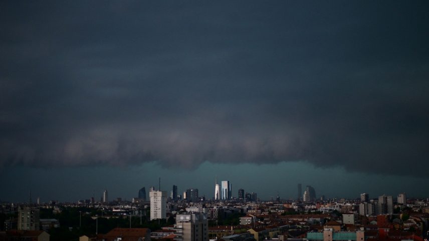 Nuvem paira sobre o horizonte durante uma forte tempestade em Milão, na Itália (Foto: Daniele Mascolo/Reuters)