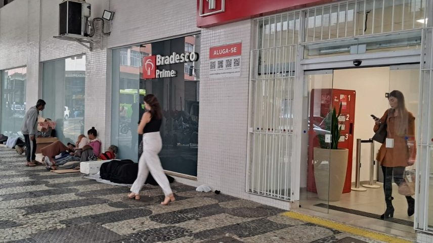 Pessoas ocupam as calçadas da Rua Maestro Felício Toledo, esquina com Avenida Amaral Peixoto, no Centro da cidade: local é um dos principais pontos de concentração desta população e alvo de reclamação dos transeuntes (Foto: Rafael Timileyi Lopes)