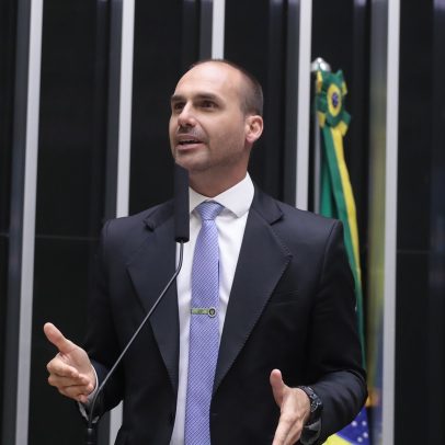 Câmara nega licença de Eduardo, enquanto Flávio afirma que dura até agosto