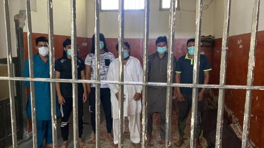 Seis detidos pelo duplo crime, entre eles os irmãos Shehryar e Asfandyar, em uma cela no Paquistão em maio de 2022. (Foto: EFE/Policía de Punjab)