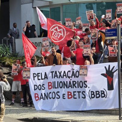 Movimento de esquerda protesta no Shopping Leblon por taxação de bilionários e bancos