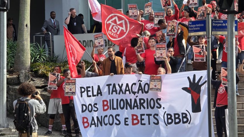 Protesto a favor das taxações para bilionários, bancos e bets em frente ao Shopping Leblon (Foto: Dan Delmiro)