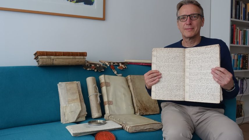 Arthur Brand ensina os documentos e manuscritos históricos recentemente recuperados. (Foto: Artur Brand)