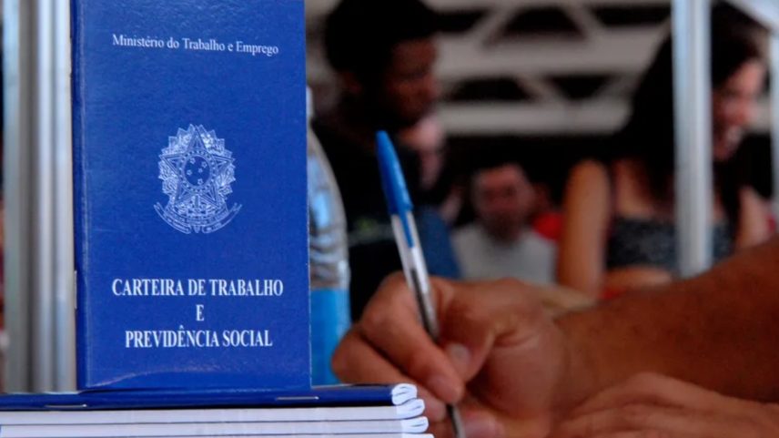 Carteira de trabalho física (Foto: Wikipedia Commons)