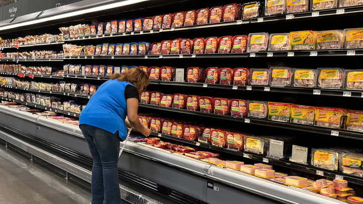 Compras são vistas em um supermercado Walmart em Houston, Texas, em 15 de maio de 2025. (Foto: Ronaldo Schemidt | AFP | Getty Images)