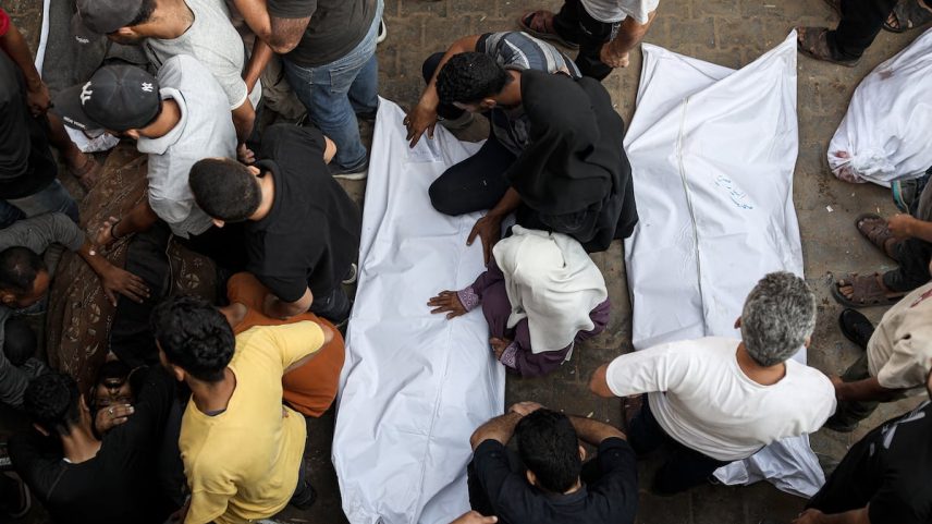 Familiares das vítimas de um ataque israelense velam seus cadáveres, nesta quinta-feira, na Cidade de Gaza. (Foto: Anadolu via Getty Images)