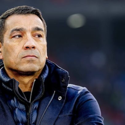 Liverpool contrata Giovanni Van Bronckhorst para aprender com todos no clube