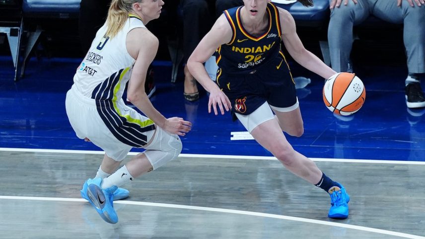 Caitlin Clark (com a bola) e Paige Bueckers, em Indianápolis no dia 13 de julho deste ano. (Foto: Brian Spurlock/Getty Images)